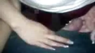 Четири мацки играят с вибратор