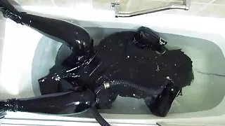 Гумени безплатно порно момиче в банята.