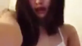 Porno bg besplatno Сладък азиатски момиче играе със себе си на камерата