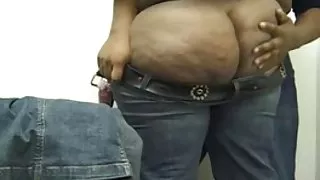 Красива български порно сайтове черна задник получава помощ, за да я обличам дънки.