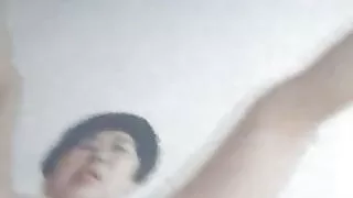 Лекар и медицинска сестра дават груба лечение на пациента!