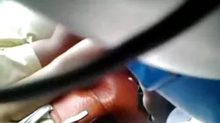 Млада брюнетка ленти