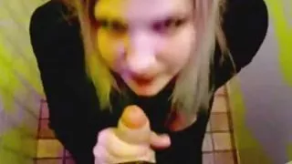 Смазана брюнетка мастурбация и Фистинг и в двете посоки