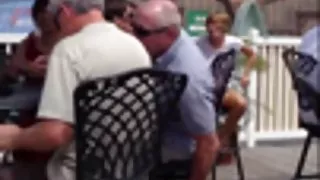 Сайтове за порно Бар на плажа сервитьорка воайор