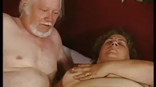 Възбудена бременна кучка трахается за спермата