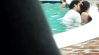 На klipove porno колумбийското порно двойки в басейна