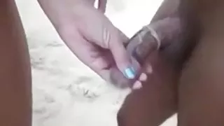 Бг путки Женушка се забавляват с две неграми пич на плажа.