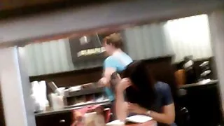 С klipove s sex участието на липсата на бикини под пола в магазина