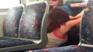 Минди Майн си на дивана