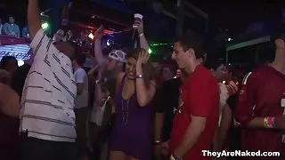 Горещо секс запознанства бг момиче прави стриптийз на обществени