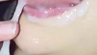 Изготвяне порнобг на огромни отблизо празнене в устата - на лицето