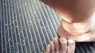 Stari babi seks Реални скрити заигрываний с хубава жена върху автобус