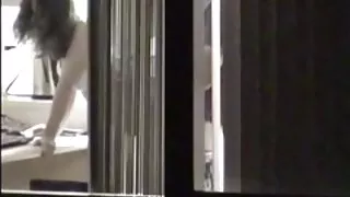 Прозорец чисто голи жени погледне момичето получава закован в предната част на прозореца